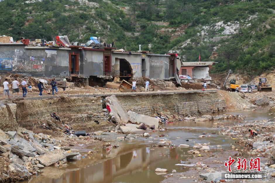 圖為都里鎮(zhèn)小河兩岸的民宅受損嚴(yán)重。