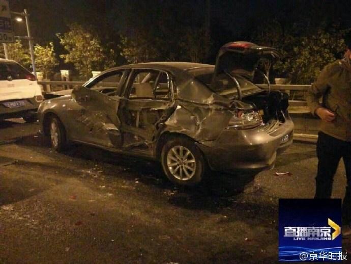 南京一大貨車剎車失靈 連撞17輛車