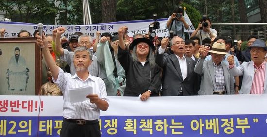 7月2日，在韓國首爾的日本駐韓國大使館前，民眾手持標(biāo)語參加抗議活動(dòng)。