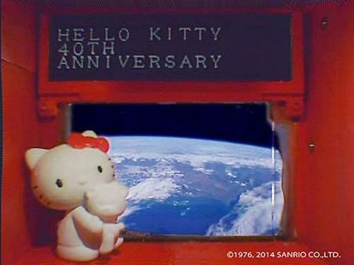 日本將Hello Kitty送上太空 與地球拍合影(圖)