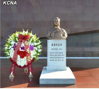 　朝鮮22日在大城山革命烈士陵園舉行向抗日女英雄金正淑女士銅像敬獻(xiàn)花圈儀式，紀(jì)念她的逝世65周年。