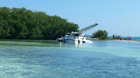 委內瑞拉一小型飛機墜海 7人受傷(高清組圖)