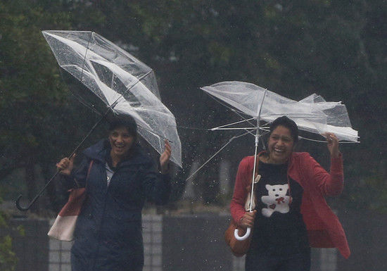 19號(hào)臺(tái)風(fēng)在日本登陸，帶來強(qiáng)降雨。