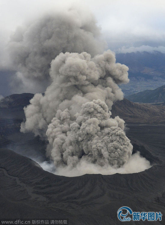 日本阿蘇中岳火山發(fā)生噴發(fā) 噴煙高達1000米