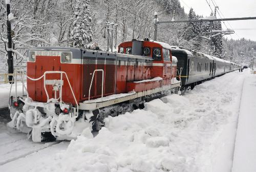 JR一臥鋪特急列車，因大雪在JR奧羽線津輕湯站附近拋錨，約130名乘客不得不在車上過夜。