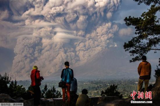 印尼錫納朋火山大噴發(fā) 火山灰覆蓋周圍村莊(圖)