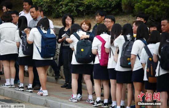 部分遇難學生的家長當天到學校迎接生還學生，學生和家長互相安慰和鼓勵。