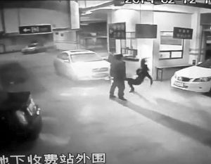 女車主被一拳打倒視頻截圖