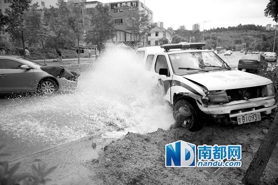 昨日，龍華金龍路，男子開走警車，后撞上消防栓停下，警車車頭受損。