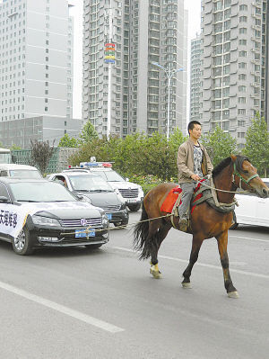 　馬拉汽車引人關(guān)注。