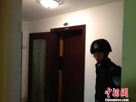 特警隊員強(qiáng)行進(jìn)入嫌疑人居住的單身公寓思超攝