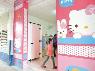 臺(tái)灣花蓮一小學(xué)建HelloKitty卡通主題廁所（圖）