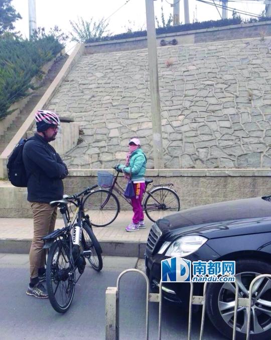 老外在中國阻止轎車使用自行車道 網(wǎng)友點贊