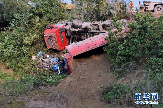 廣西一大貨車與面包車相撞致8死 貨車司機被控制