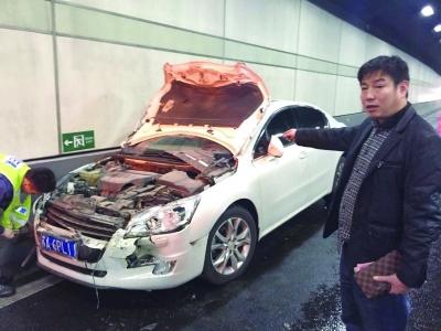 白色標致車車頭嚴重損毀。