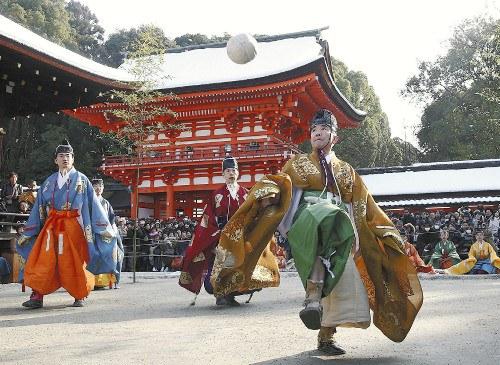 京都市左京區(qū)的下鴨神社舉行新年例行活動(dòng)“蹴鞠”。