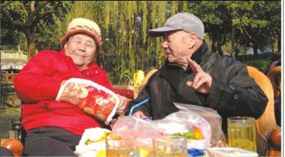 結(jié)婚60年，梁玉芹婆婆和王再功爺爺恩愛(ài)如初。