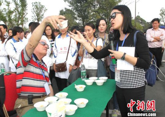 圖為外國友人品嘗揚州炒飯。