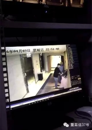 一女子在酒店被陌生男子拖拽。    視頻截圖