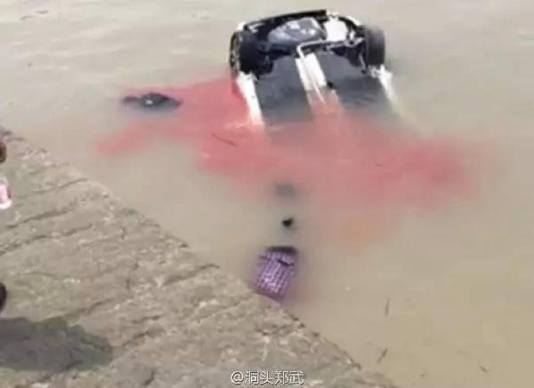 溫州：轎車倒車不慎墜海 海水瞬間被染紅(組圖)