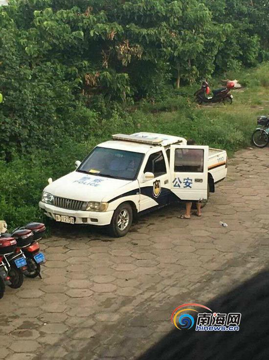 圖為駕駛警用皮卡車游泳的民警