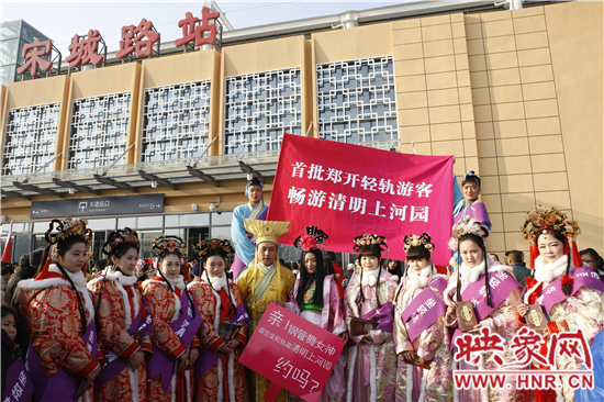 90后“鋼管舞女神”乘高鐵現(xiàn)身清明上河園,近千人圍觀