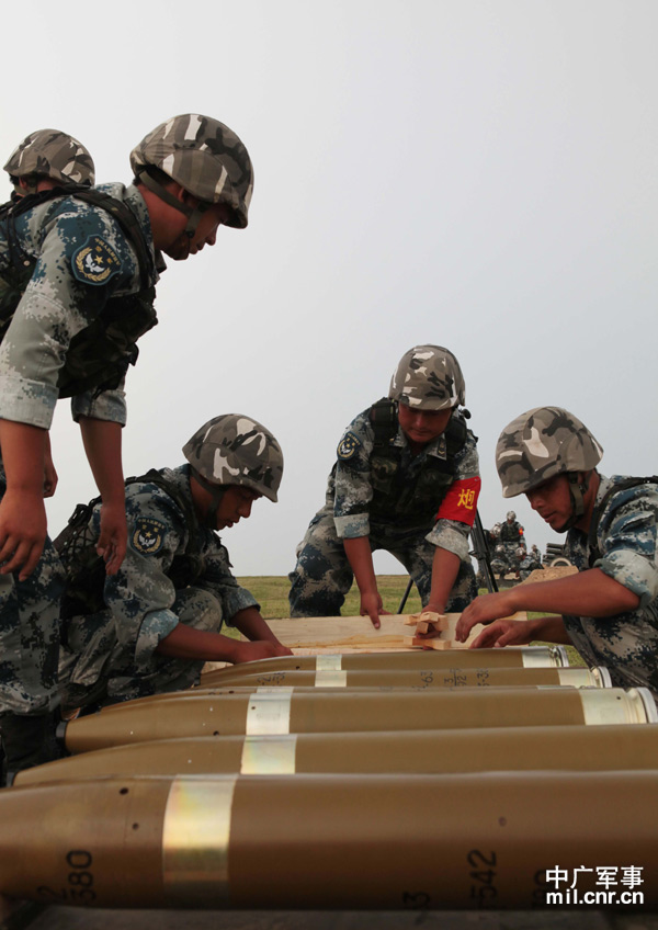 解放軍空降兵某部實(shí)彈演練 炮群跨晝夜出擊