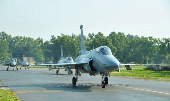 資料圖：巴基斯坦空軍JF-17戰(zhàn)機(jī)編隊(duì)出動(dòng)