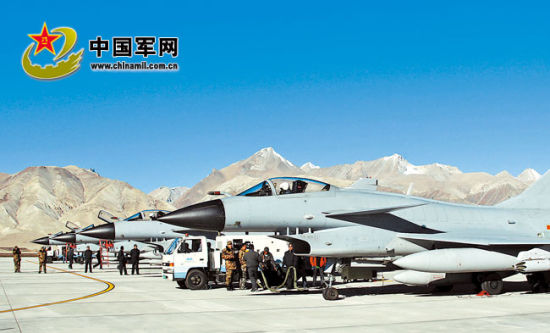 后勤官兵進(jìn)駐雪域高原機(jī)場(chǎng)提供后勤支撐。解放軍報(bào)特約記者 劉應(yīng)華攝