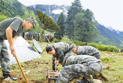 日東哨所官兵與專家一起鋪設(shè)線路