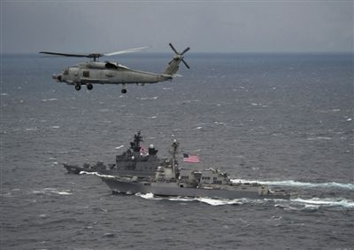 2011年1月10日，美國海軍驅(qū)逐艦與日本海上自衛(wèi)隊“鞍馬”號驅(qū)逐艦在日本長崎縣附近海域舉行聯(lián)合海上演習(xí)。資料圖片