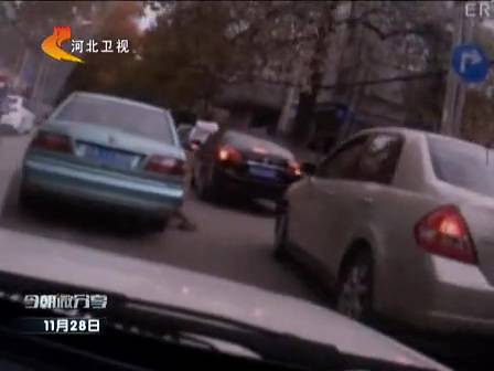 山東濟南：驚險一幕 執(zhí)法人員被拖車外百余米