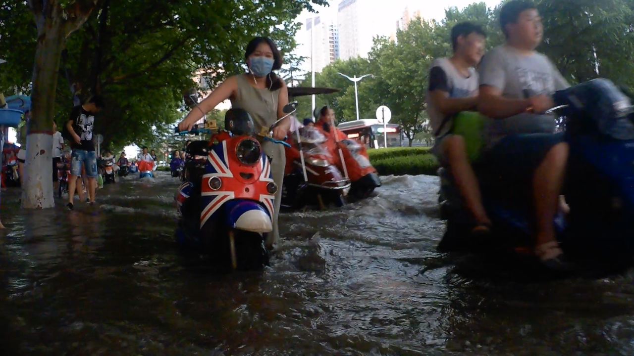 一場大雨中原路變成“中原河” 那浪打的...