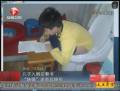 兒子入廁還看書 “缺德”老爸玩偷拍