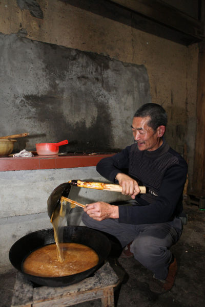 沿襲已久過(guò)年風(fēng)俗 農(nóng)戶忙做麥芽糖