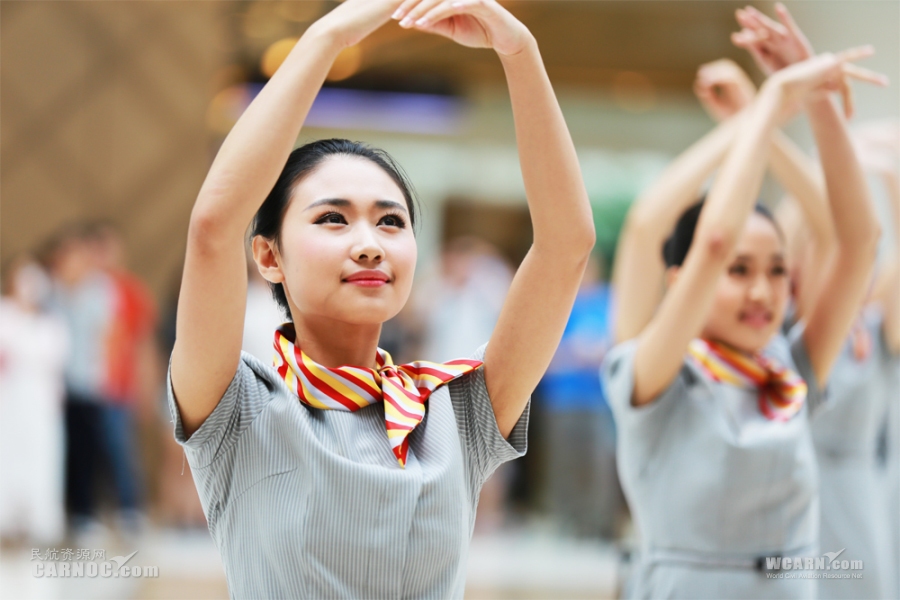 空姐展示《非誠(chéng)勿擾》版新空乘制服 清純靚麗