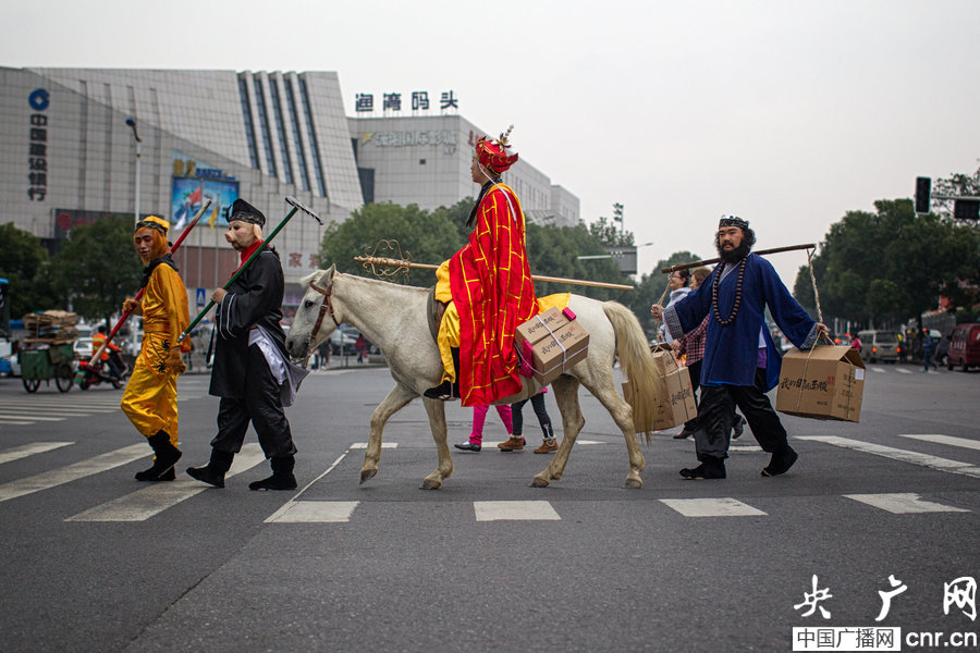 唐僧師徒變身快遞哥 長(zhǎng)沙街頭送貨萌翻網(wǎng)友