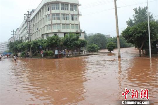 內江田家鎮(zhèn)暴漲的洪水已經漫過街道