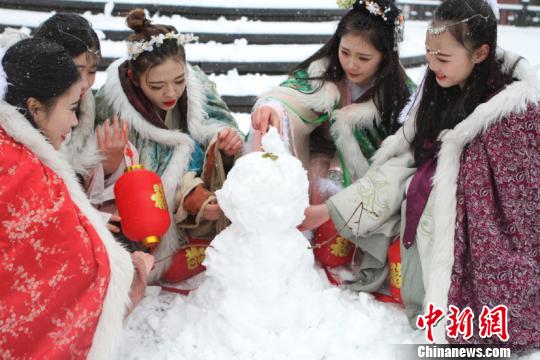 古裝美女雪中斗艷穿越古今玩“打雪仗、堆雪人”